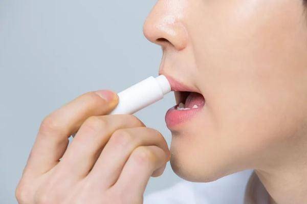 有关|冬季嘴唇干燥起皮是缺乏维生素吗？听听专家怎么说→