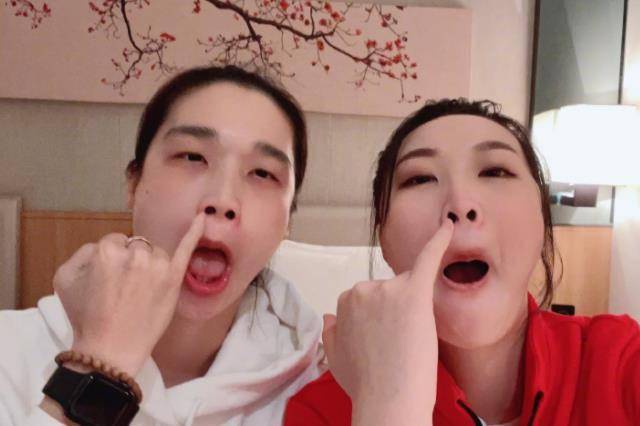 中国女排两大功勋搞笑合影惠若琪嘟嘴卖萌林莉手指鼻孔
