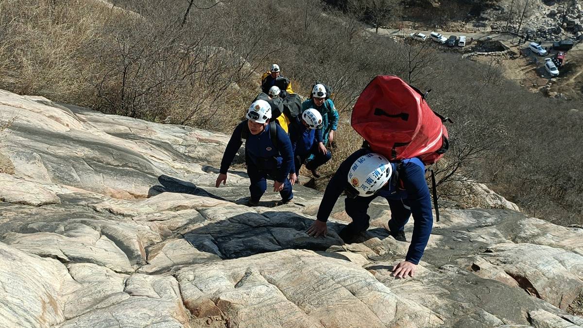 五名登山爱好者用简易装置攀登嵩山，一人意外坠落悬崖