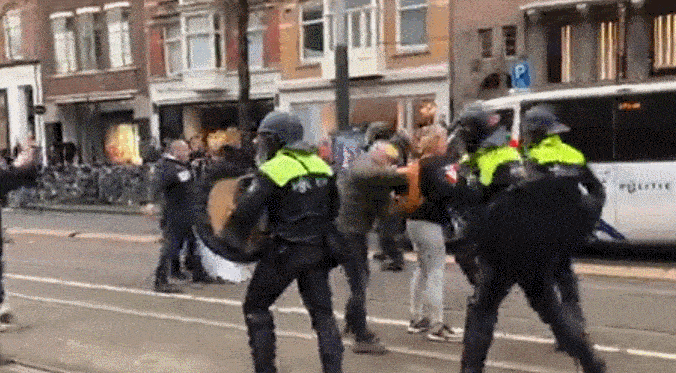 荷兰首都反封锁抗议现场混乱：警民激烈冲突 警察放狗咬抗议者