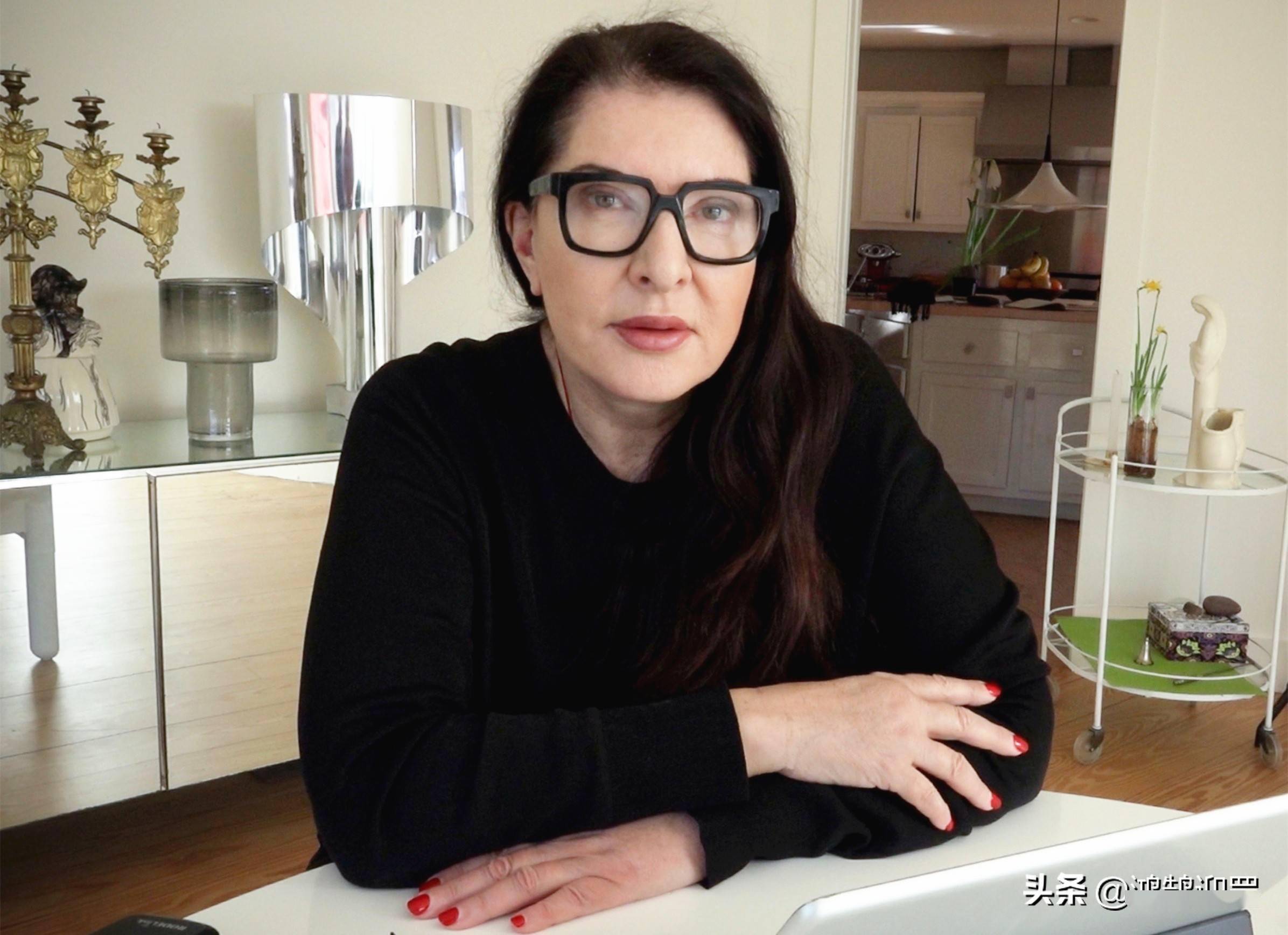 女行为艺术家将身体麻醉6小时,任由观众摆布,实验结果让她失望_玛丽娜
