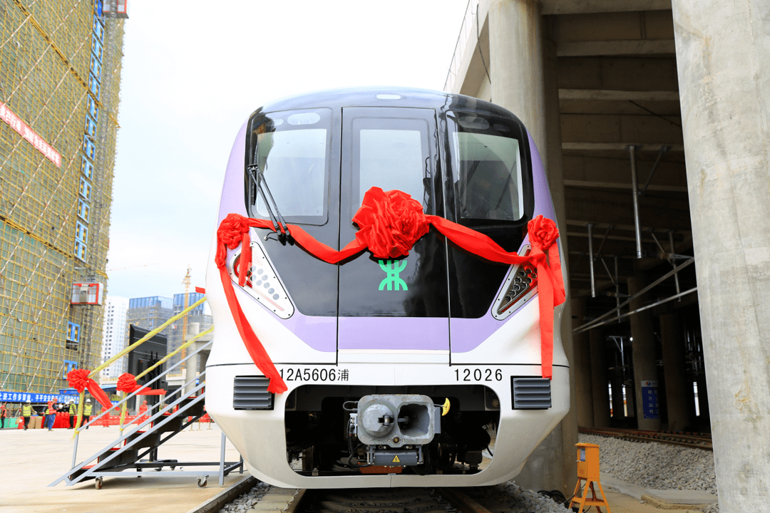 深圳地铁12号线首列车来了