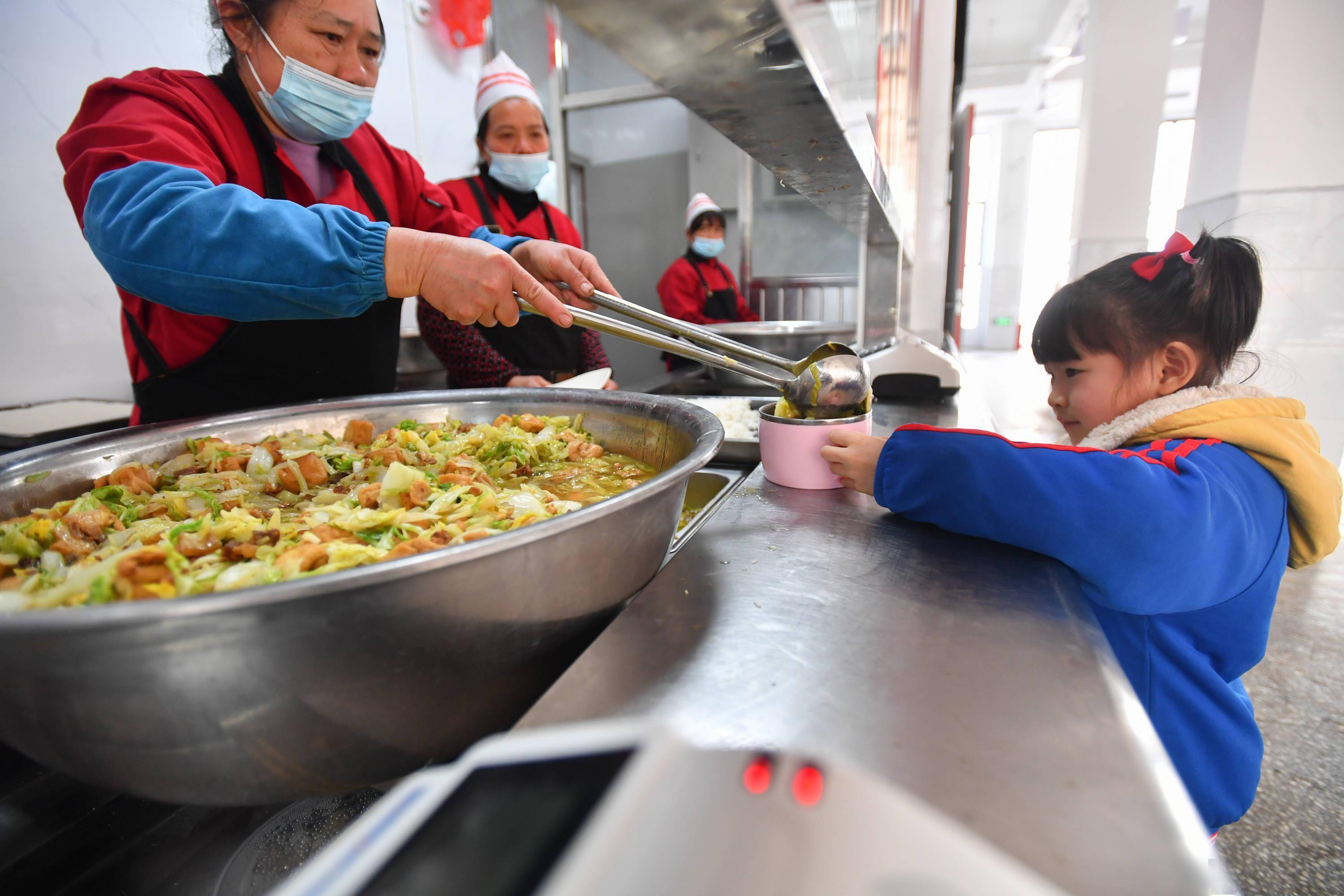 1月4日,在沙洲芙蓉学校,学生在食堂吃午餐.
