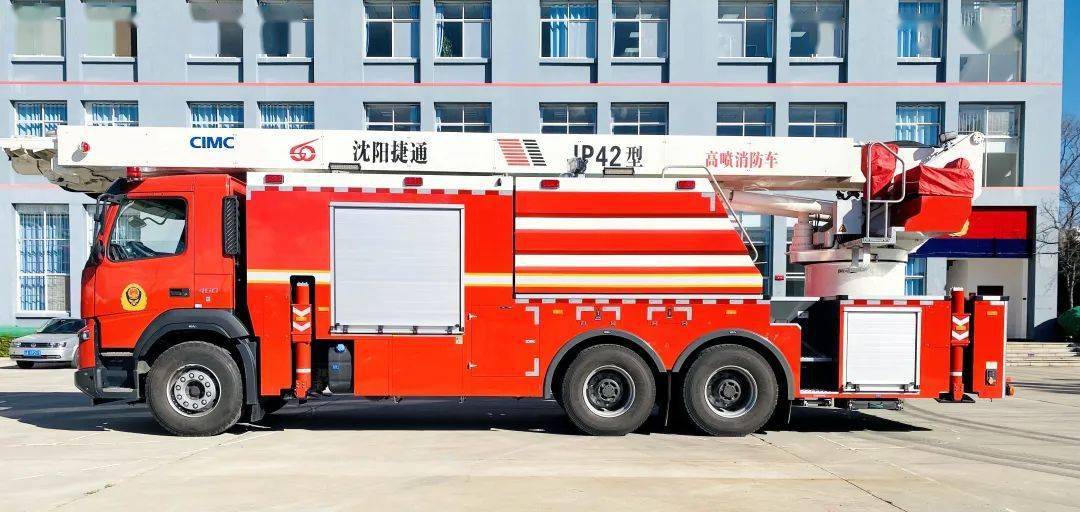 昆明高新红门再添新战友进口底盘42米高喷车进驻高新消防