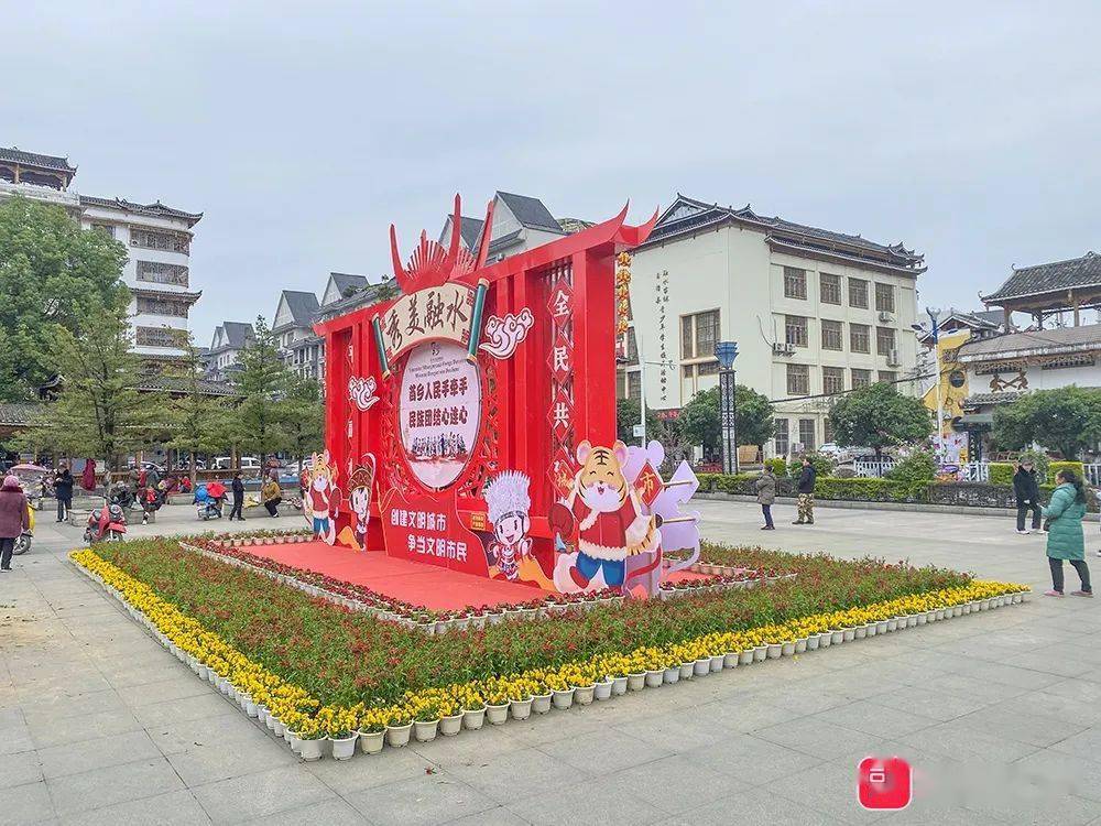 实拍画面:融水"熊孩子"破坏力爆表,大广场新春造型一片狼藉_进行_市民