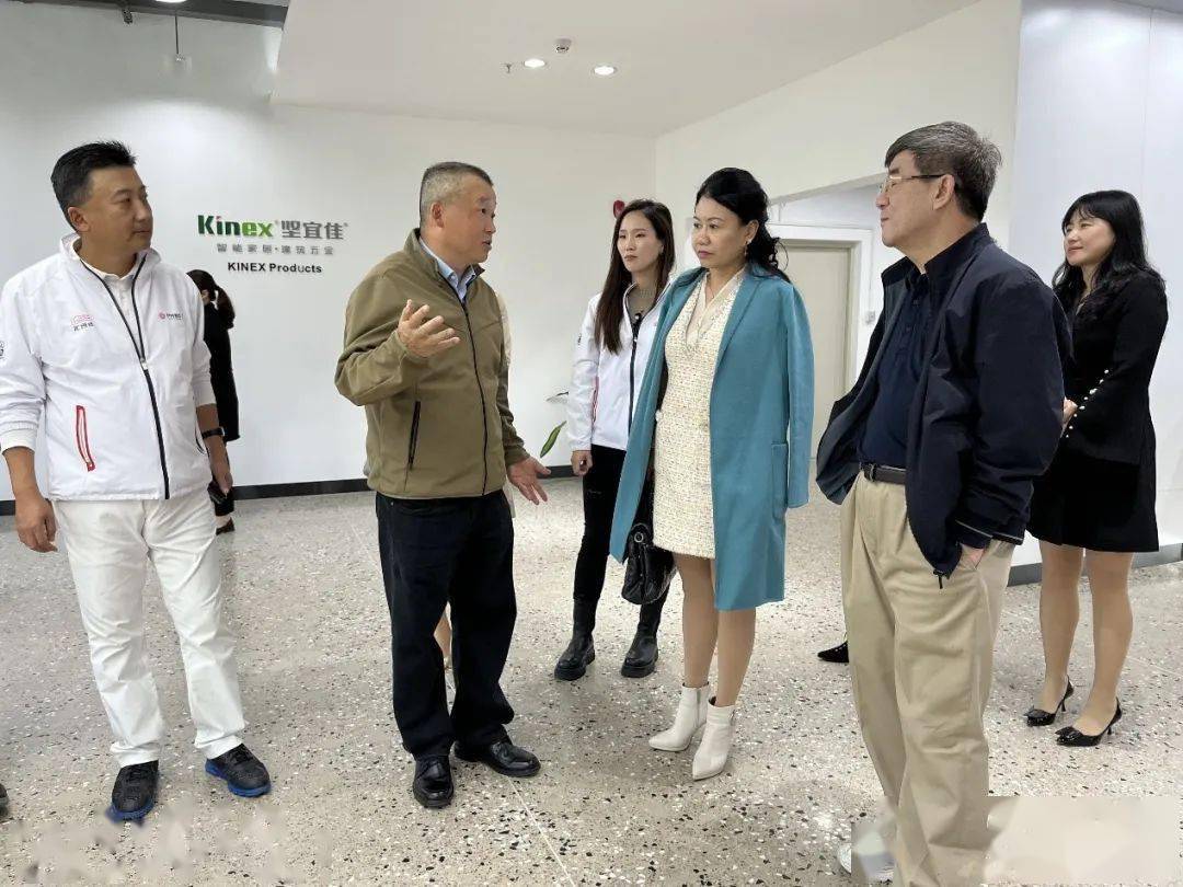 白宝鲲校友向大家介绍了公司的发展历程,坚朗以"一切为了改善人类的