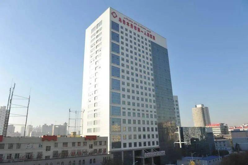 中国人民解放军新疆军区总医院北京路医疗区将职工车辆与就医车辆进行