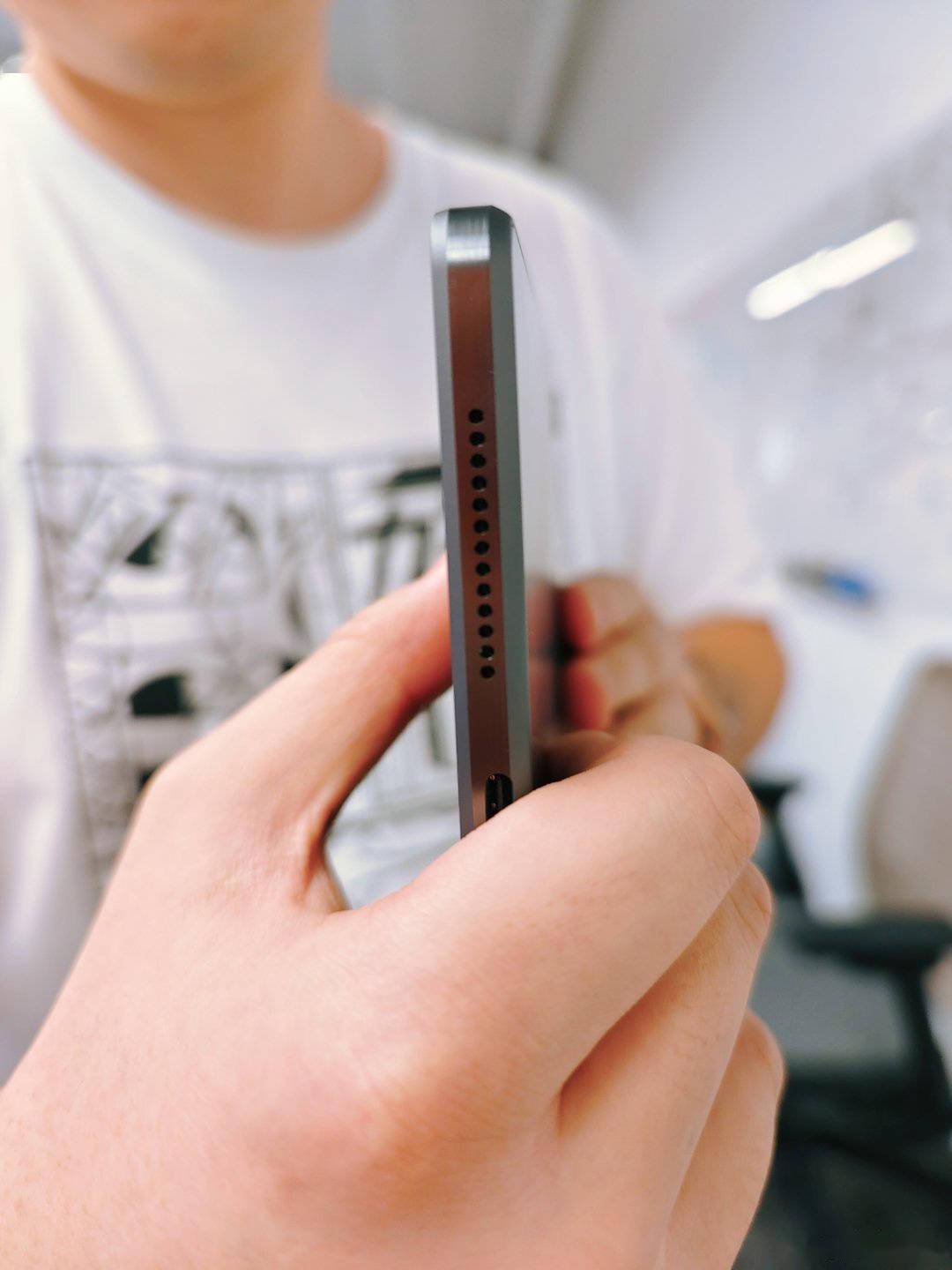 Type-C|联想官方晒图：拯救者 Y700 游戏平板 VS 苹果 iPad mini 6