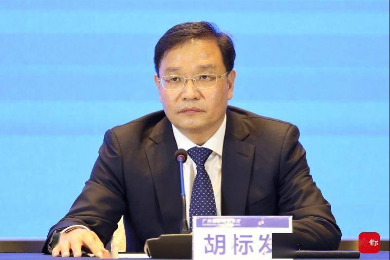 花都区副区长,区教育局局长胡标发.