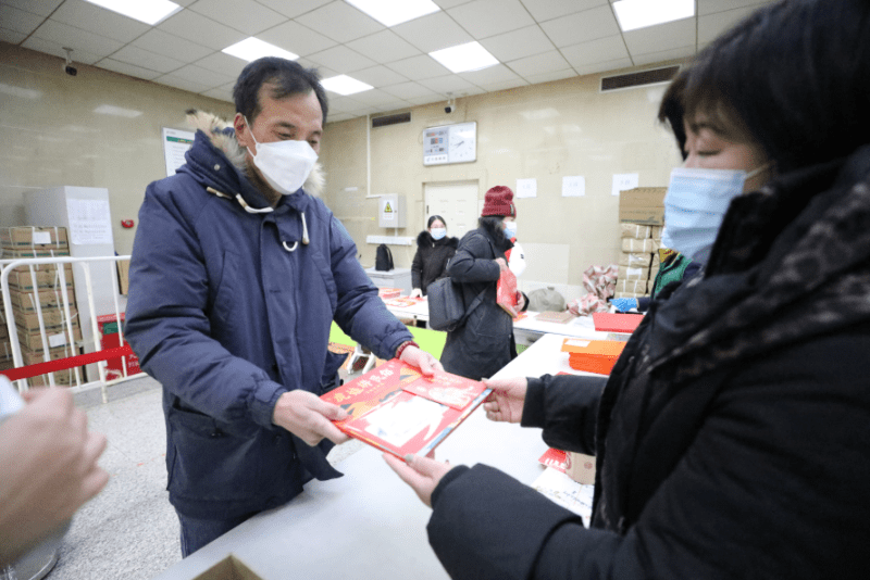 板凳|虎年生肖邮票今天亮相，邮迷10天前就用板凳排队占位