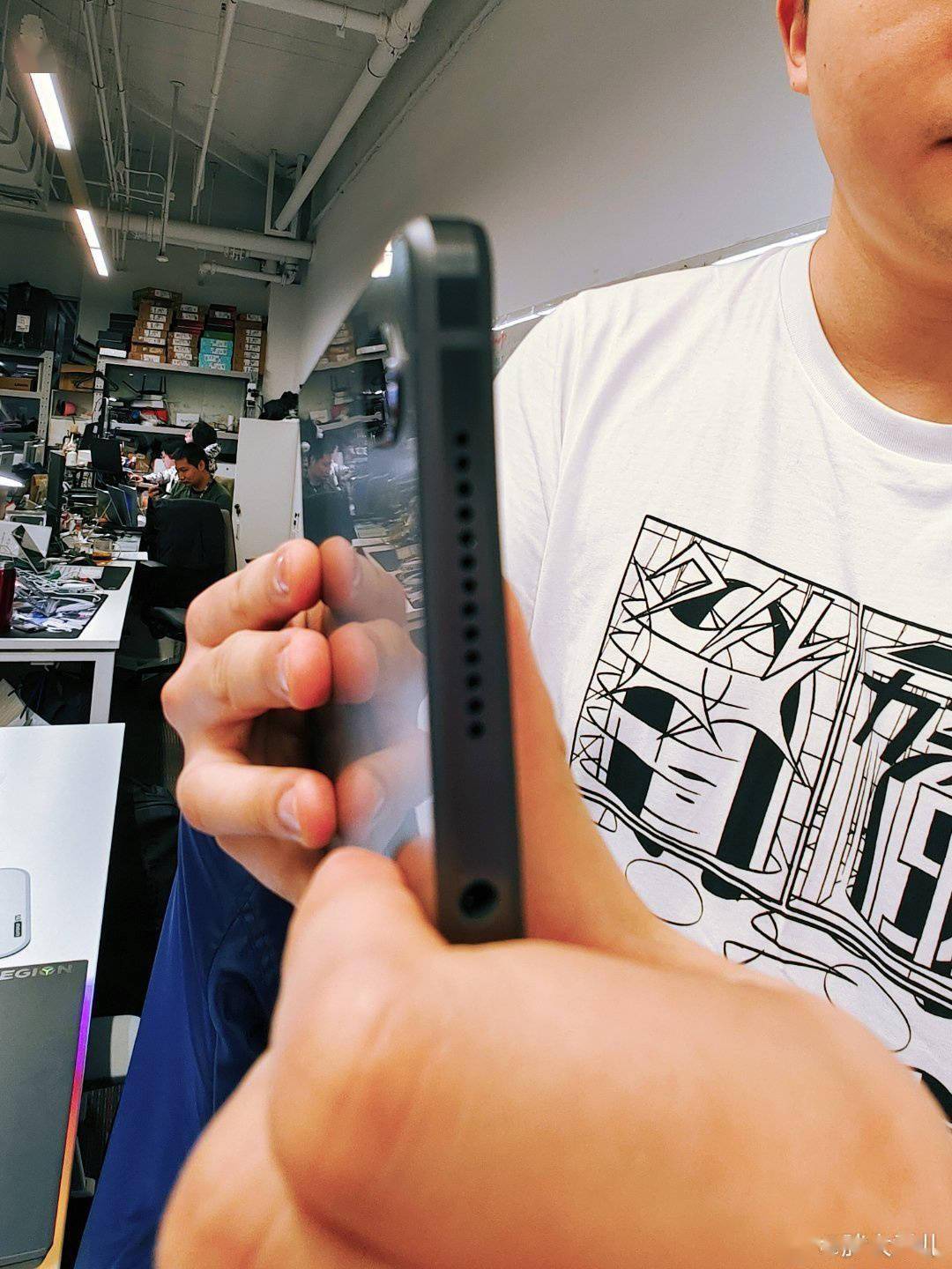 Type-C|联想官方晒图：拯救者 Y700 游戏平板 VS 苹果 iPad mini 6