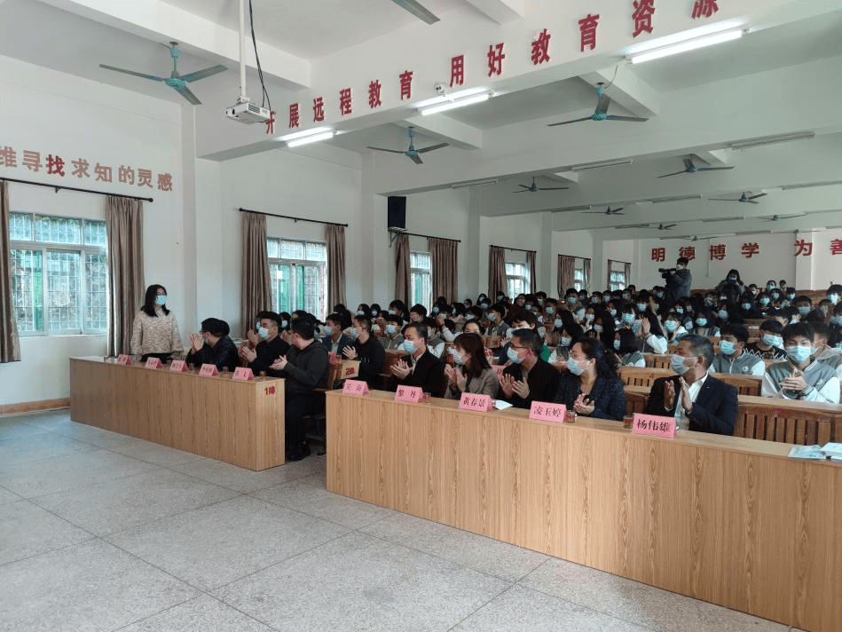 团省委权益与社会工作部和团河源市委相关同志向康禾中学学生代表赠送