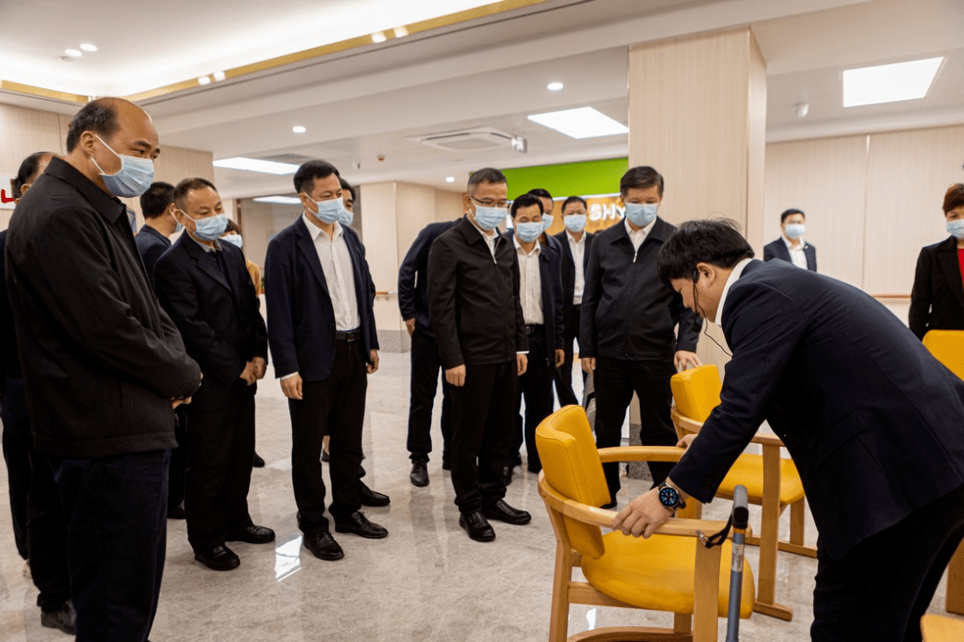牌子呈现在大家眼前:梅州市民政局局长王健,丰顺县县长罗达祥出席活动