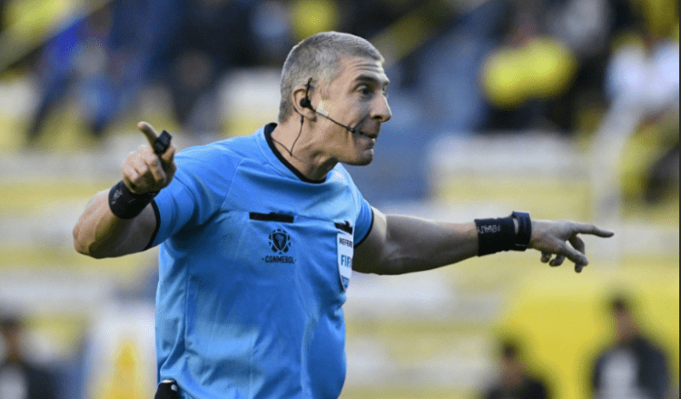 这位肌肉猛男裁判掏出了职业生涯第38张红牌_比赛_安德森·达隆科