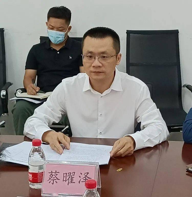 三亚市吉阳区委常委区政府副区长蔡曜泽到区信访局接待来访群众