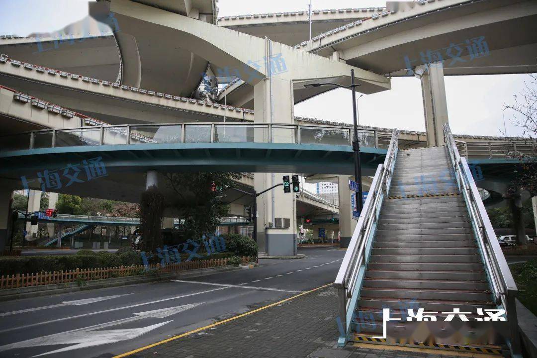 现在↓延安路成都路天桥●延安路江苏路人行天桥位于延安路西段,采呈