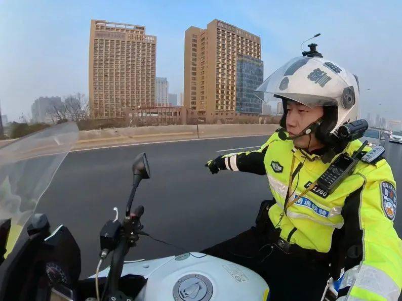 江苏交警最美的样子铁骑守护的不仅是道路更是生命