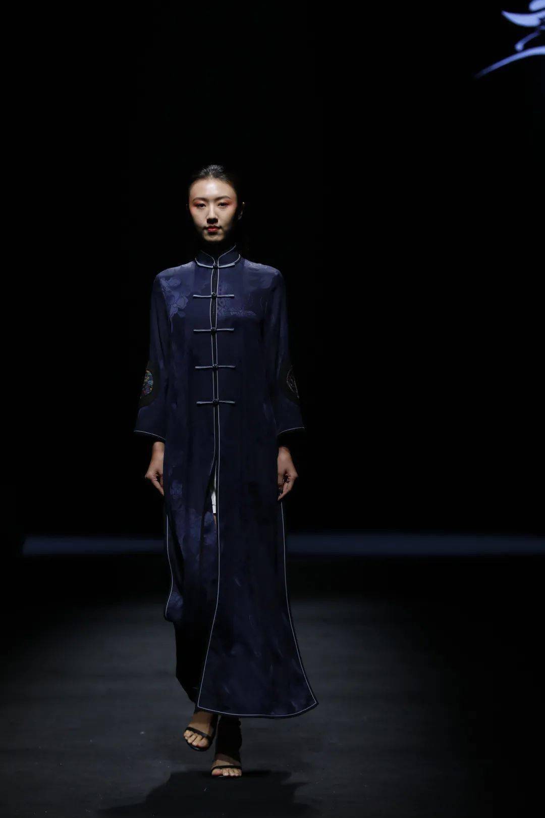 非遗时尚 | 与美同行焕发时代新彩!_文化_面料_时装设计师