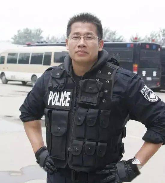 警队|44岁公安局长肌肉撑爆白衬衫，活脱脱“警察版巨石强森”....