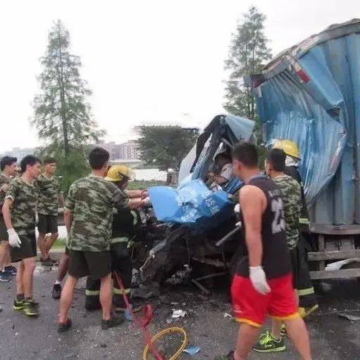 邯郸丨因浓雾天气一货车追尾半挂车，司机伤情严重，他们火速救援！驾驶人员肥乡能见度 5536