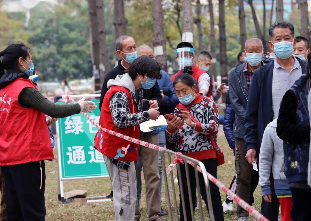 1月8日17時20分,在龍華區民樂村,為方便老人和小孩核酸採樣,開設了