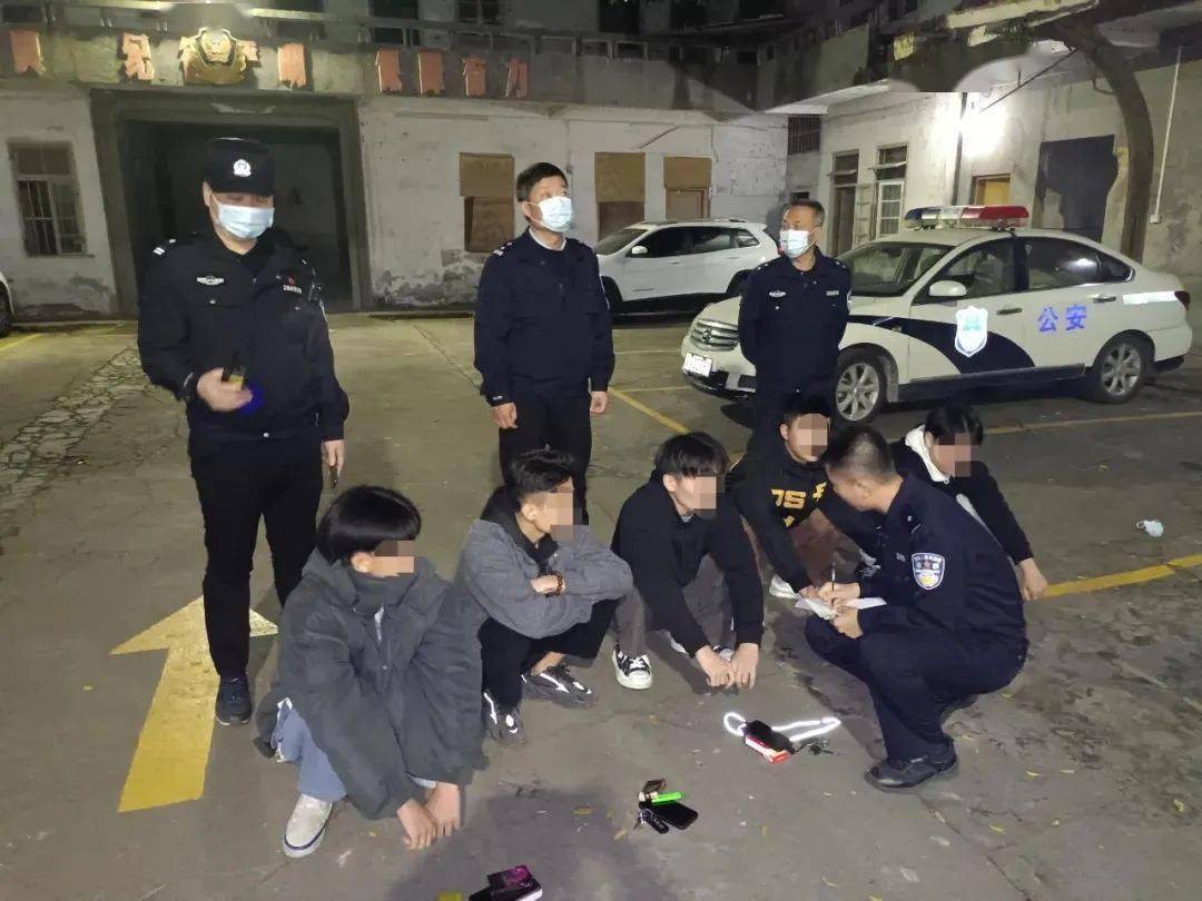凌晨潮汕多名男女被抓获