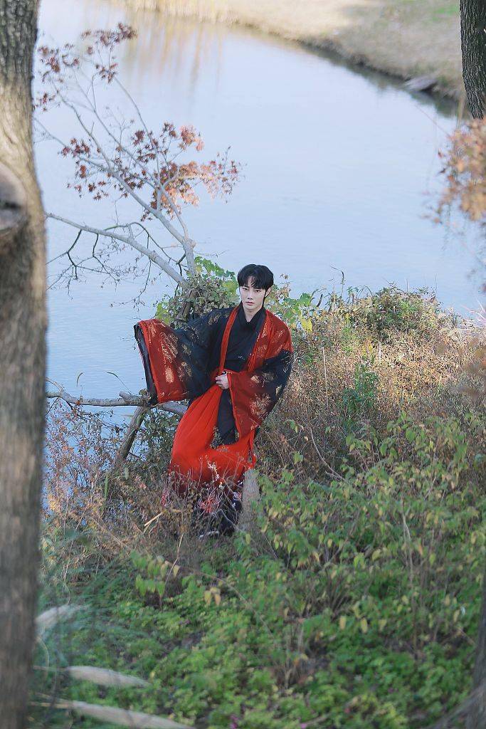 古风刘也《追光吧》古风造型帅气有型 体验汉服探索国风魅力