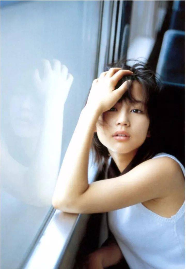 提醒模特2,遮挡:嘴巴,额头,眼睛photo by 川又千屿手与身体要轻轻接触