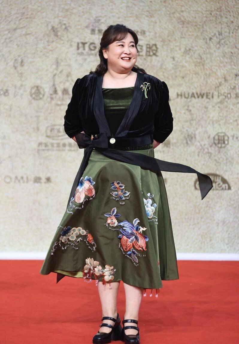 贾玲虽然胖但穿衣挺好看,刺绣裙配丝绒开衫,中国风穿得挺高级_裙装