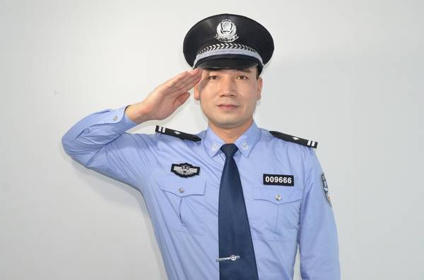 刘天周身着警服就是人民的警察