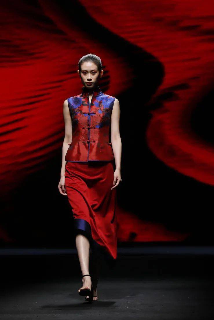 信念61中国红红色精神永不灭一场古典与现代交织的时尚盛宴