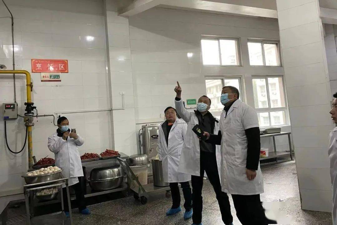 州,市教育局后勤办负责人莅临恩施市第一中学检查指导师生食堂安全