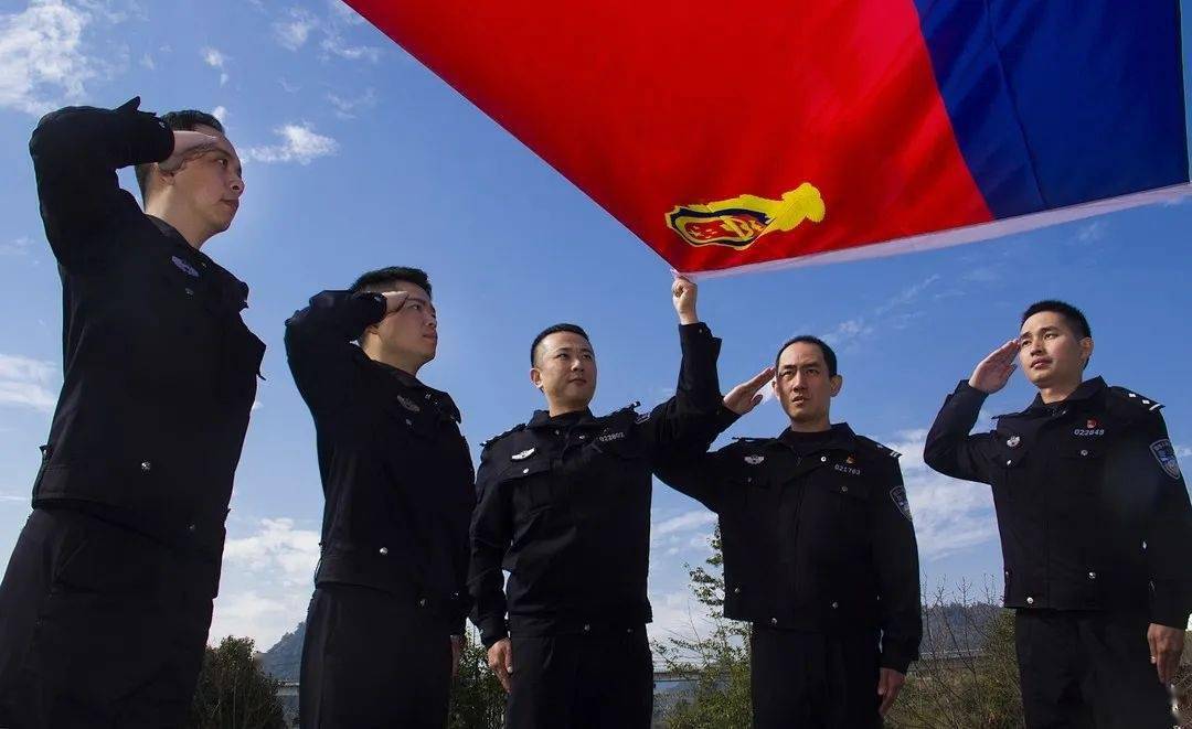 我和警旗合个影热血青春耀警徽警察节专辑