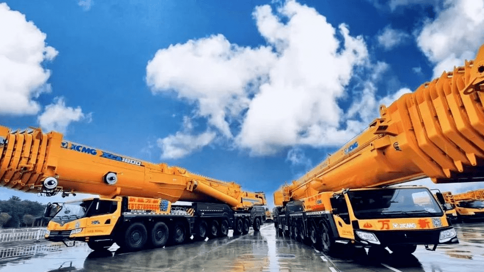 提车新疆万新吊装拿下西北区最大徐工汽车吊xca1800和全能产品qay650a