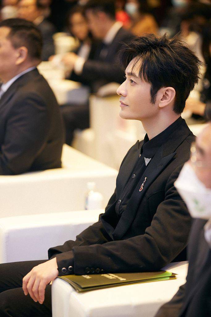 黄晓明出席华语青年电影周颁奖礼 帅气黑西装儒雅绅士_写真_气质_黑色