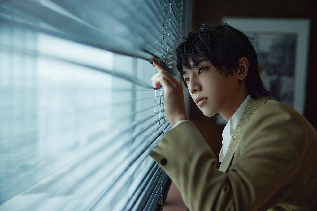 品牌 华晨宇优雅现身品牌直播 卡其色西装典雅别致尽显绅士风度