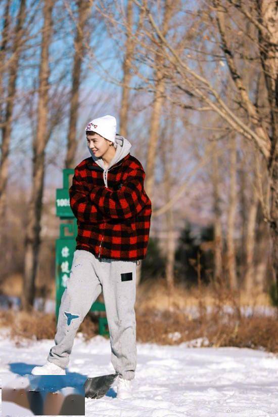 揣手手鹿晗冬日雪地元气照捧雪少年干净治愈