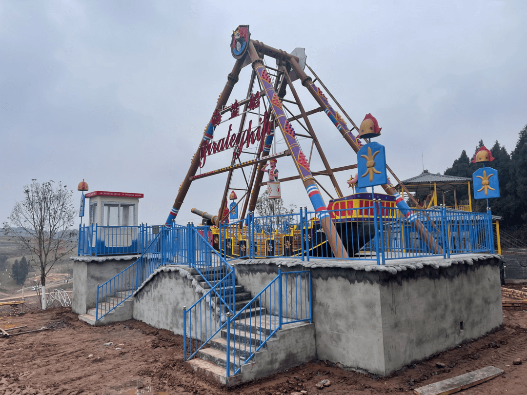 工人们分工明确,正在喷漆上色,道路硬化,调试索道……这是四川乐至县