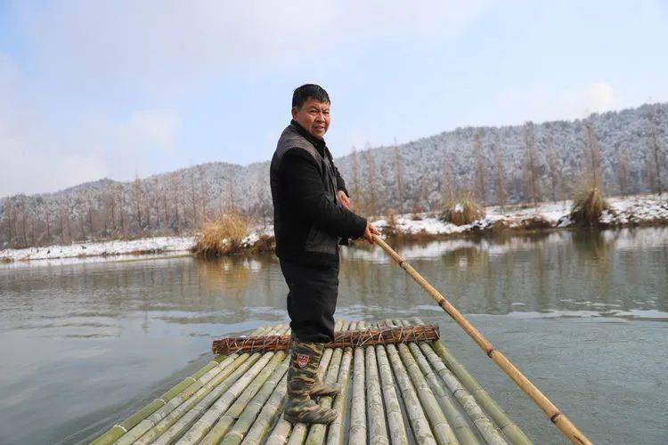 三千独与天地之精神往来雨喂鸡羊草木作伴晴赏霞光打渔养家长期拥湖光