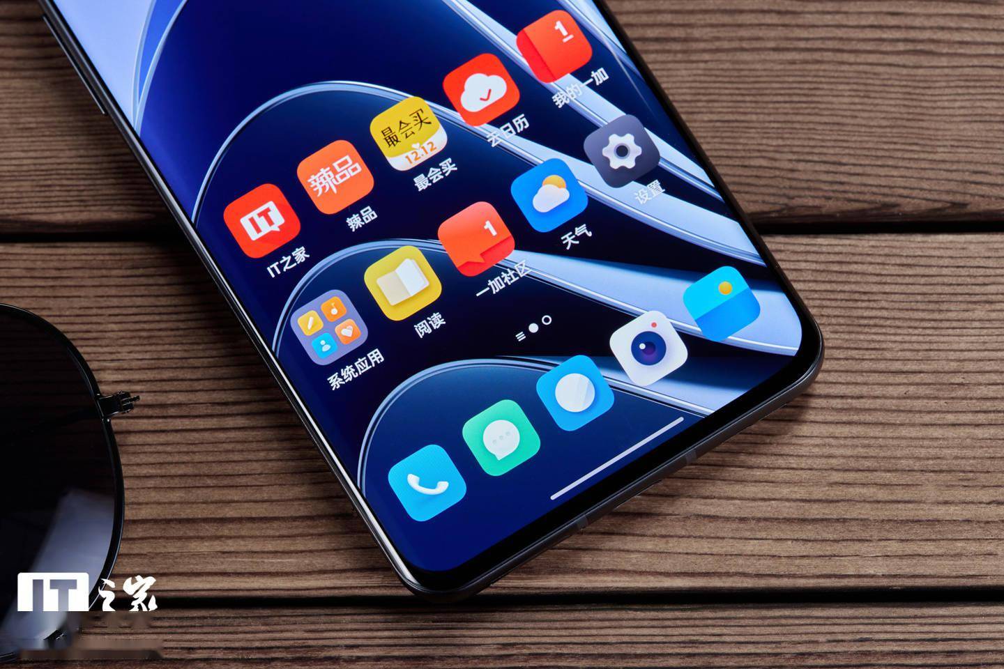 新机|一加 10 Pro 破界黑图赏：丝绸玻璃触感细腻不沾指纹