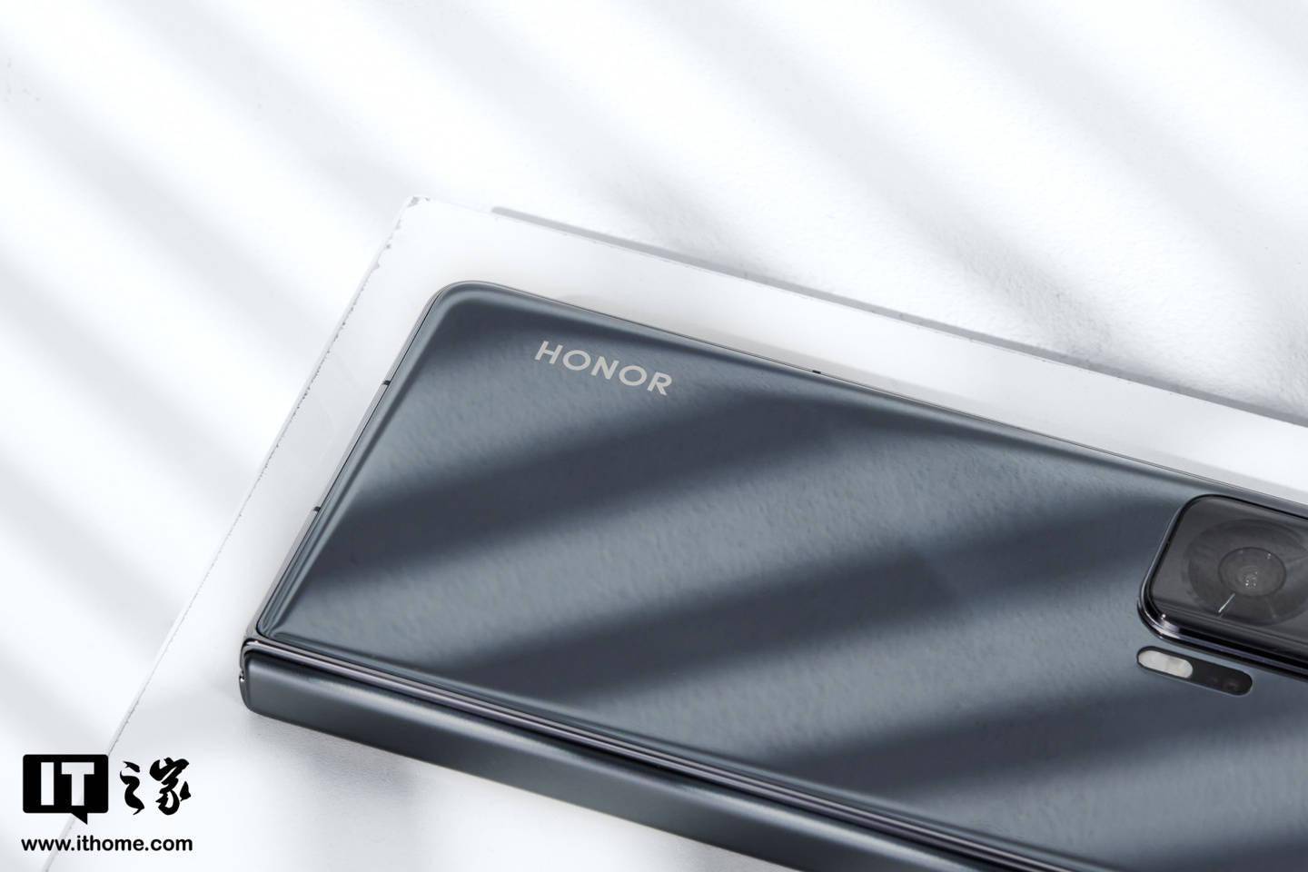 【IT之家开箱】荣耀首款折叠屏手机 Magic V 图赏：对称美学