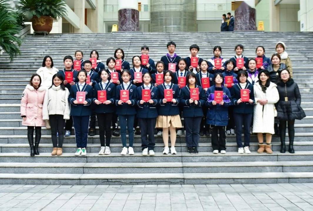 鲁能巴蜀中学获奖学生和指导教师合影(央广网发 鲁能巴蜀中学供图)第