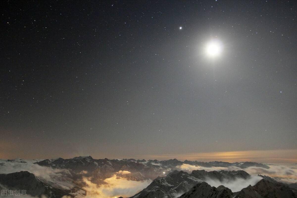 金星傍晚出现在西方天空时叫长庚星,黎明前出现在东方低空叫启明星.