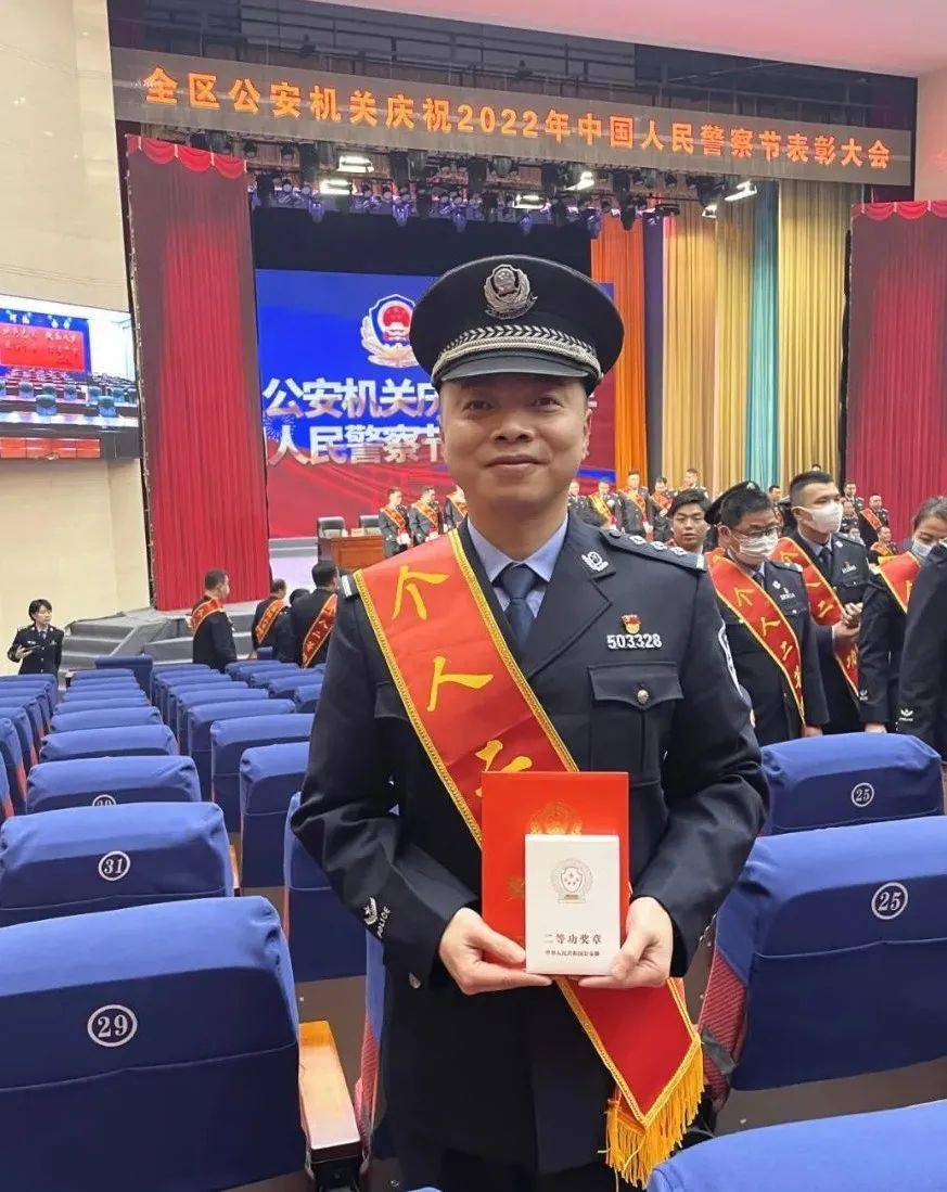 容县两名民警荣立个人二等功_黄俊华_公安局_案件