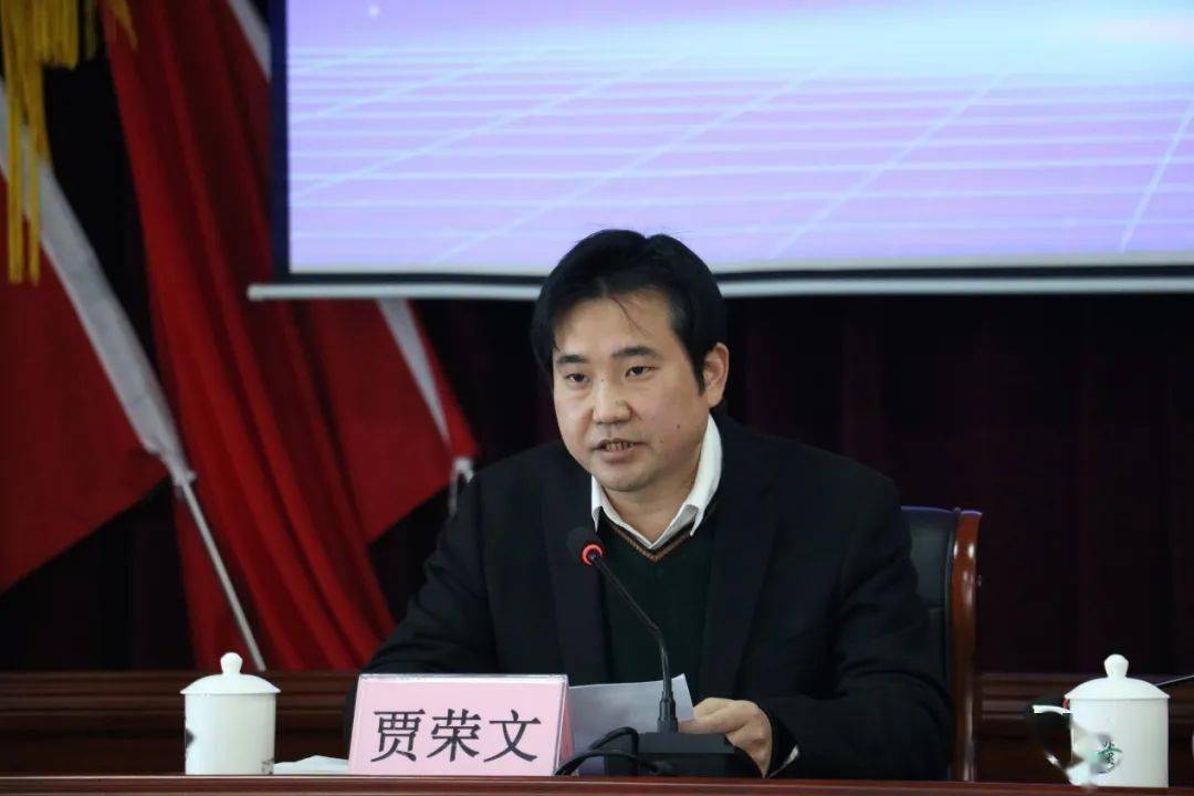 镇党委书记贾荣文对大会的召开表示热烈祝贺,他寄厚望于苏溪商会,抢抓