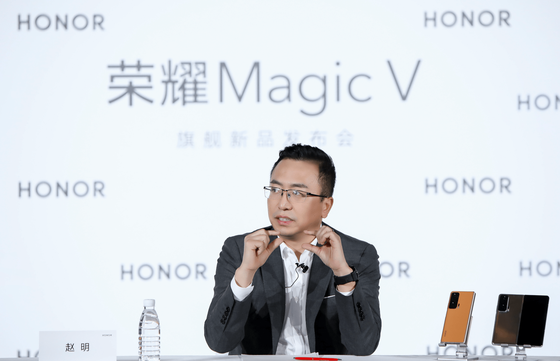 赵明回应一切：最艰难时，荣耀曾“一颗一颗”抢芯片