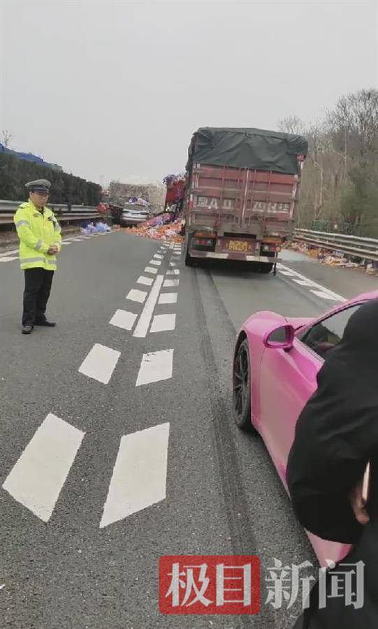 泉南高速衡阳段9车连环追尾伤者送医救治