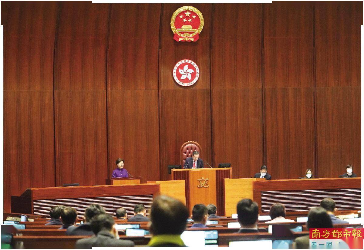 香港立法会首次同时悬挂国徽区徽