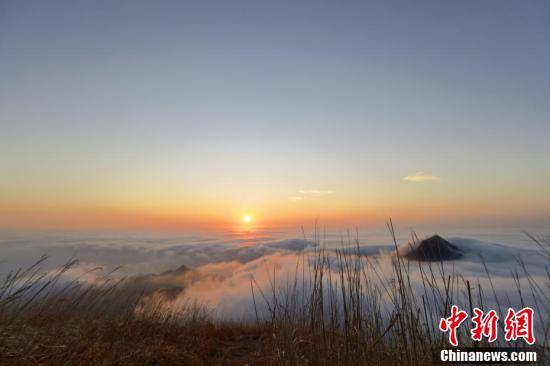 刘芸池|江西武功山现壮观日出云海 美不胜收