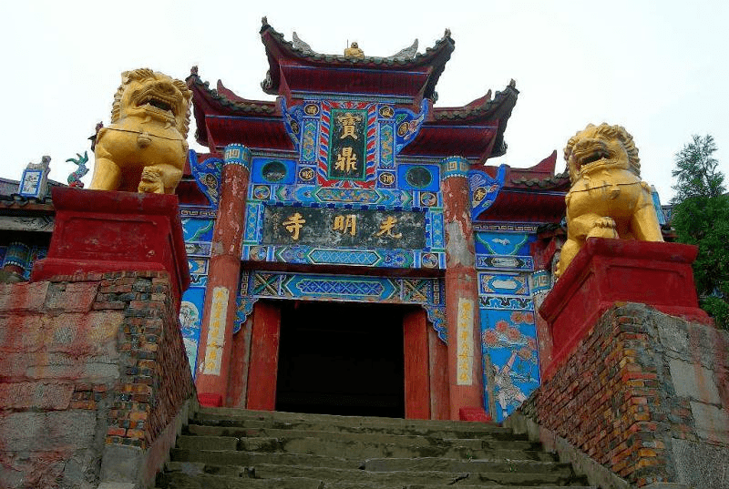 宝鼎称灵岌,华蓥第一峰宝鼎寺祈福气势磅礴,辉煌奇特.